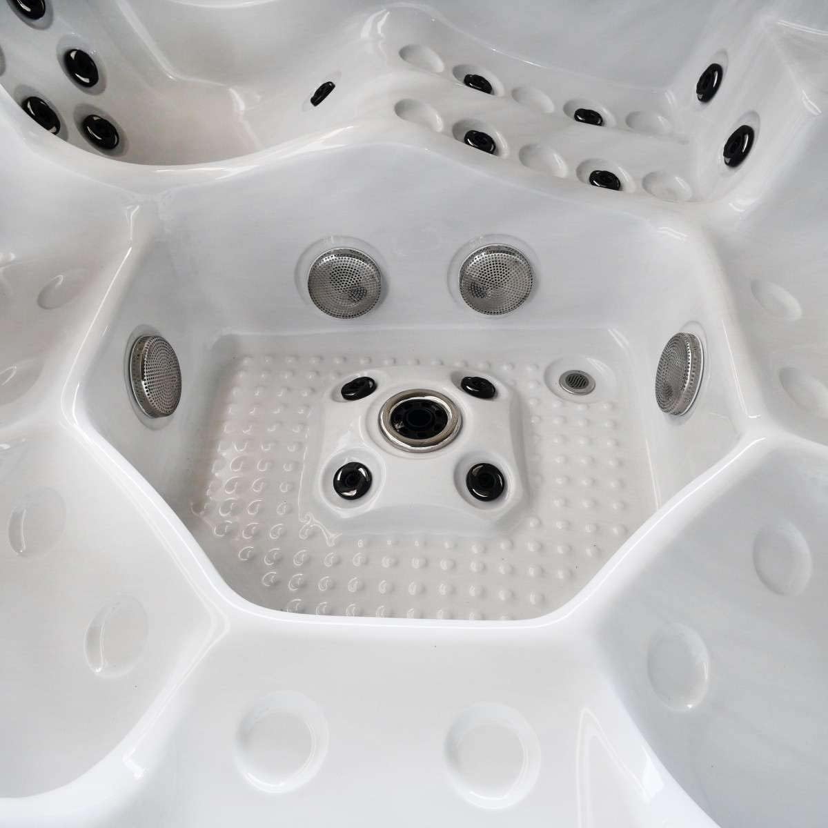 Outdoor whirlpool OASIS MAXI with cover & step: 52 massage jets, LED, speaker, Bluetooth