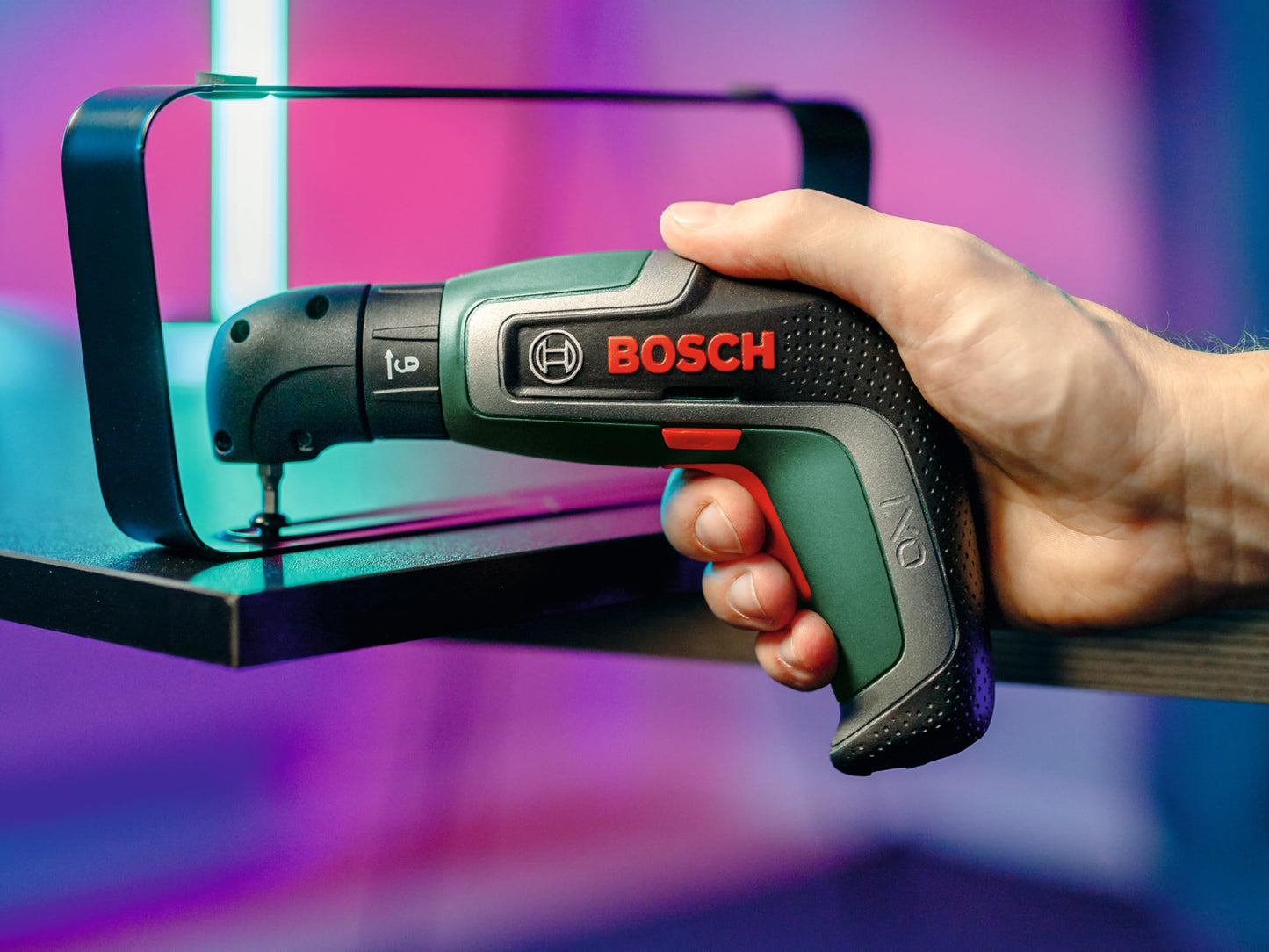 Bosch Akkuschrauber IXO 7, 3.6 V, 2,0 Ah, mit Bits und Aufbewahrungsbox