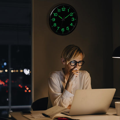 VINILITE Leuchtende Nachtlicht-Wanduhr (30cm) ohne Tickgeräusche: Batteriebetrieben für Wohnzimmer, Schlafzimmer, Büro