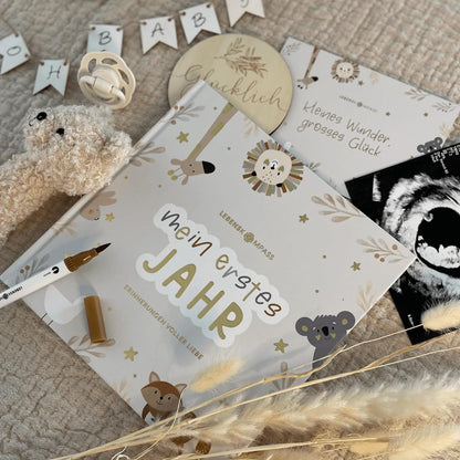 Babyalbum - Mein erstes Jahr "PURE" mit über 75 Stickern & Spruchkarte EXTRA