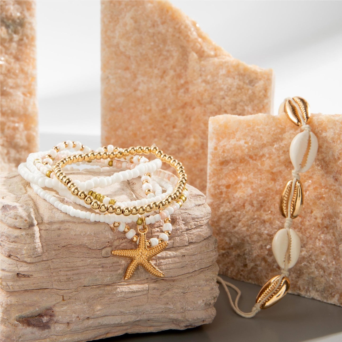 Strand Armband für Damen: 7-in-1 Style Schmuck mit Seesternen und Muscheln